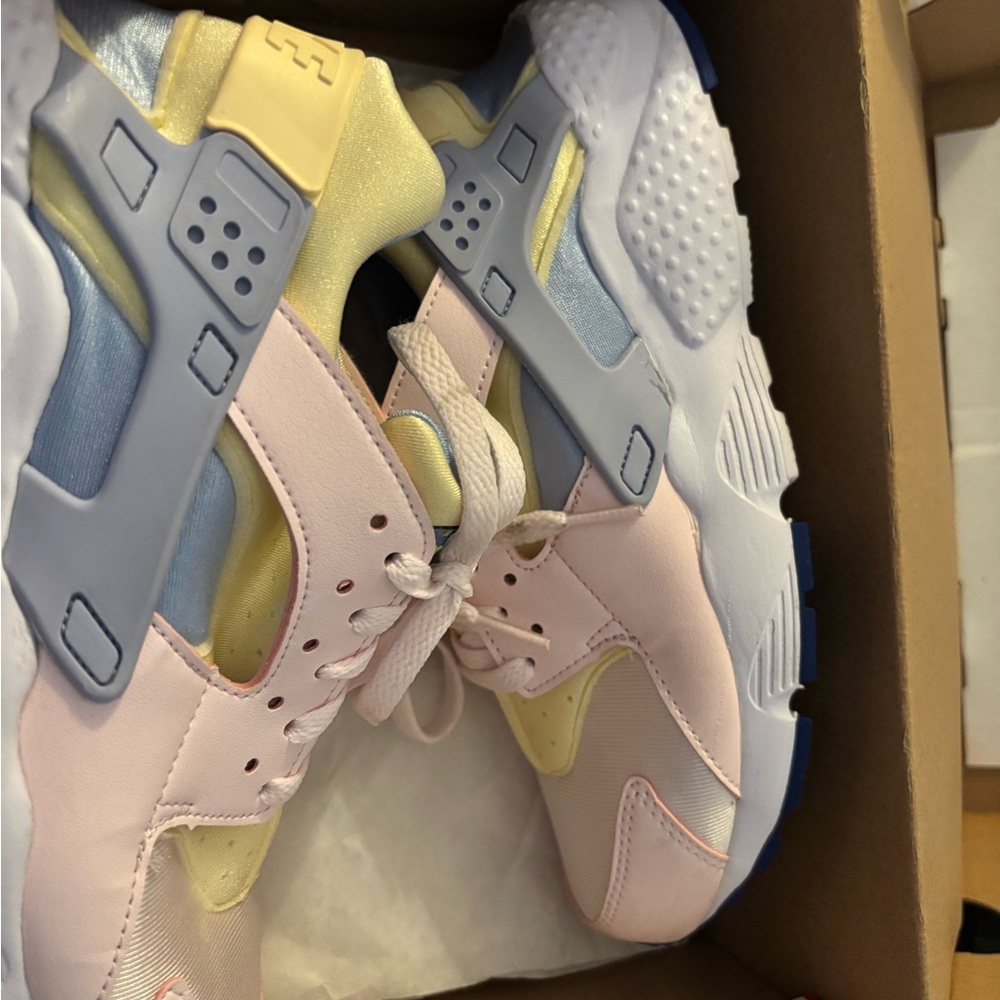 Nike Pink,Blue ,and Yellow Nike Huarache Run. Excellent condition - Picture 4 of 7